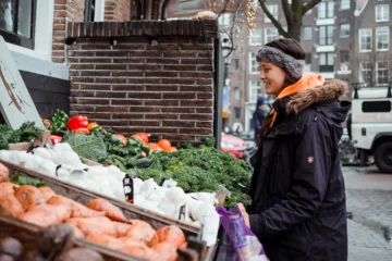 comprando verduras en invierno