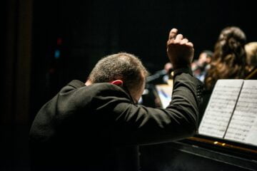 el maestro de la orquesta