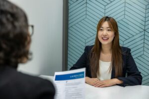 Joven chef preparándose para una entrevista laboral en gastronomía